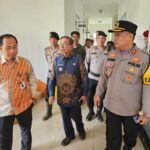 Foto : Kapolres Rohil saat monitoring bersama Ketua KPU Eka Murlan SE. Sy, Ketua Bawaslu Zubaidah SE.