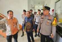 Foto : Kapolres Rohil saat monitoring bersama Ketua KPU Eka Murlan SE. Sy, Ketua Bawaslu Zubaidah SE.