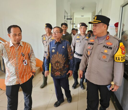 Foto : Kapolres Rohil saat monitoring bersama Ketua KPU Eka Murlan SE. Sy, Ketua Bawaslu Zubaidah SE.