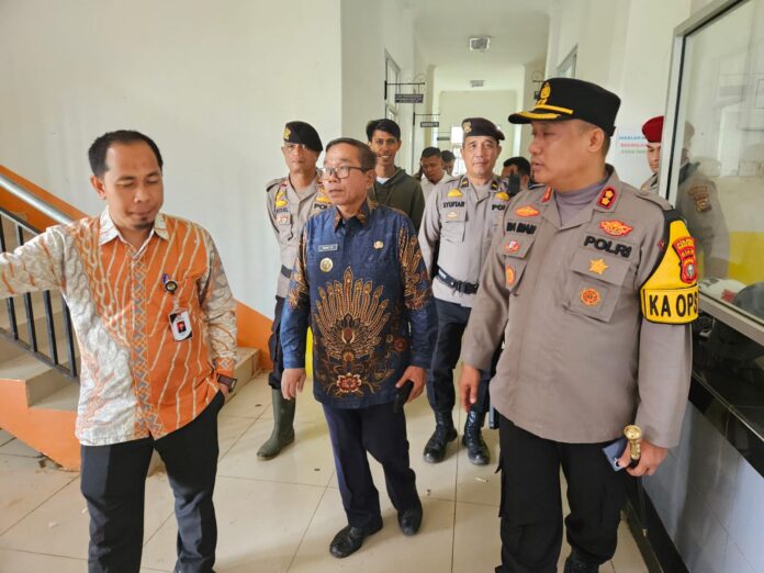 Foto : Kapolres Rohil saat monitoring bersama Ketua KPU Eka Murlan SE. Sy, Ketua Bawaslu Zubaidah SE.