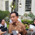 Foto : Menteri Koordinator Bidang Hukum, HAM, Imigrasi dan Pemasyarakatan Yusril Ihza Mahendra di Istana Kepresidenan Jakarta. Tanggapan Yusril Ihza Mahendra Terkait Penahanan Hasto Kristianto oleh KPK JAKARTA (PNC Group) - Penahanan Sekretaris Jenderal PDI Perjuangan Hasto Kristiyanto oleh Komisi Pemberantasan Korupsi (KPK) sebagai tersangka kasus dugaan suap dan perintangan penyidikan perkara buronan Harun Masiku, mendapat tanggapan Menteri Koordinator Bidang Hukum, Hak Asasi Manusia, Imigrasi dan Pemasyarakatan Yusril Ihza Mahendra, setelah Hasto menjalani pemeriksaan kedua sebagai tersangka. "Ya kita nggak bisa intervensi apa yang dilakukan oleh KPK dan kita menghormati KPK itu sebagai satu lembaga negara penegak hukum yang secara independen menegakkan hukum," katanya di Kompleks Istana Kepresidenan, Jakarta, Kamis (20/0 2/2025), seperti dilansir dari CNBCIndonesia. Yusril mengatakan, KPK memiliki kewenangan untuk melakukan penahanan hingga mencegah pelaku tindak pidana korupsi ke luar negeri. Selain itu pihak tersangka juga berhak jika mau melakukan pembelaan melalui kuasa hukumnya. "Jadi di situlah akan terwujud keadilan. KPK boleh melakukan ini tapi dia juga bisa menggunakan lawyer untuk juga membela kepentingan hukumnya," jelas Yusril. Menteri Hukum Supratman Andi Agtas enggan berkomentar banyak terkait langkah KPK menahan Hasto. "Jangan itu tidak enak, tidak etis untuk saya komentari hal-hal yang lagi berproses di KPK," katanya. "Saya sama sekali tidak tahu," sambungnya. (***)