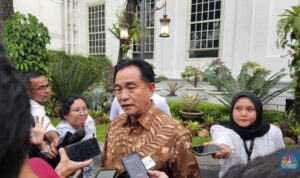 Foto : Menteri Koordinator Bidang Hukum, HAM, Imigrasi dan Pemasyarakatan Yusril Ihza Mahendra di Istana Kepresidenan Jakarta. Tanggapan Yusril Ihza Mahendra Terkait Penahanan Hasto Kristianto oleh KPK JAKARTA (PNC Group) - Penahanan Sekretaris Jenderal PDI Perjuangan Hasto Kristiyanto oleh Komisi Pemberantasan Korupsi (KPK) sebagai tersangka kasus dugaan suap dan perintangan penyidikan perkara buronan Harun Masiku, mendapat tanggapan Menteri Koordinator Bidang Hukum, Hak Asasi Manusia, Imigrasi dan Pemasyarakatan Yusril Ihza Mahendra, setelah Hasto menjalani pemeriksaan kedua sebagai tersangka. "Ya kita nggak bisa intervensi apa yang dilakukan oleh KPK dan kita menghormati KPK itu sebagai satu lembaga negara penegak hukum yang secara independen menegakkan hukum," katanya di Kompleks Istana Kepresidenan, Jakarta, Kamis (20/0 2/2025), seperti dilansir dari CNBCIndonesia. Yusril mengatakan, KPK memiliki kewenangan untuk melakukan penahanan hingga mencegah pelaku tindak pidana korupsi ke luar negeri. Selain itu pihak tersangka juga berhak jika mau melakukan pembelaan melalui kuasa hukumnya. "Jadi di situlah akan terwujud keadilan. KPK boleh melakukan ini tapi dia juga bisa menggunakan lawyer untuk juga membela kepentingan hukumnya," jelas Yusril. Menteri Hukum Supratman Andi Agtas enggan berkomentar banyak terkait langkah KPK menahan Hasto. "Jangan itu tidak enak, tidak etis untuk saya komentari hal-hal yang lagi berproses di KPK," katanya. "Saya sama sekali tidak tahu," sambungnya. (***)