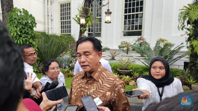 Foto : Menteri Koordinator Bidang Hukum, HAM, Imigrasi dan Pemasyarakatan Yusril Ihza Mahendra di Istana Kepresidenan Jakarta. Tanggapan Yusril Ihza Mahendra Terkait Penahanan Hasto Kristianto oleh KPK JAKARTA (PNC Group) - Penahanan Sekretaris Jenderal PDI Perjuangan Hasto Kristiyanto oleh Komisi Pemberantasan Korupsi (KPK) sebagai tersangka kasus dugaan suap dan perintangan penyidikan perkara buronan Harun Masiku, mendapat tanggapan Menteri Koordinator Bidang Hukum, Hak Asasi Manusia, Imigrasi dan Pemasyarakatan Yusril Ihza Mahendra, setelah Hasto menjalani pemeriksaan kedua sebagai tersangka. "Ya kita nggak bisa intervensi apa yang dilakukan oleh KPK dan kita menghormati KPK itu sebagai satu lembaga negara penegak hukum yang secara independen menegakkan hukum," katanya di Kompleks Istana Kepresidenan, Jakarta, Kamis (20/0 2/2025), seperti dilansir dari CNBCIndonesia. Yusril mengatakan, KPK memiliki kewenangan untuk melakukan penahanan hingga mencegah pelaku tindak pidana korupsi ke luar negeri. Selain itu pihak tersangka juga berhak jika mau melakukan pembelaan melalui kuasa hukumnya. "Jadi di situlah akan terwujud keadilan. KPK boleh melakukan ini tapi dia juga bisa menggunakan lawyer untuk juga membela kepentingan hukumnya," jelas Yusril. Menteri Hukum Supratman Andi Agtas enggan berkomentar banyak terkait langkah KPK menahan Hasto. "Jangan itu tidak enak, tidak etis untuk saya komentari hal-hal yang lagi berproses di KPK," katanya. "Saya sama sekali tidak tahu," sambungnya. (***)