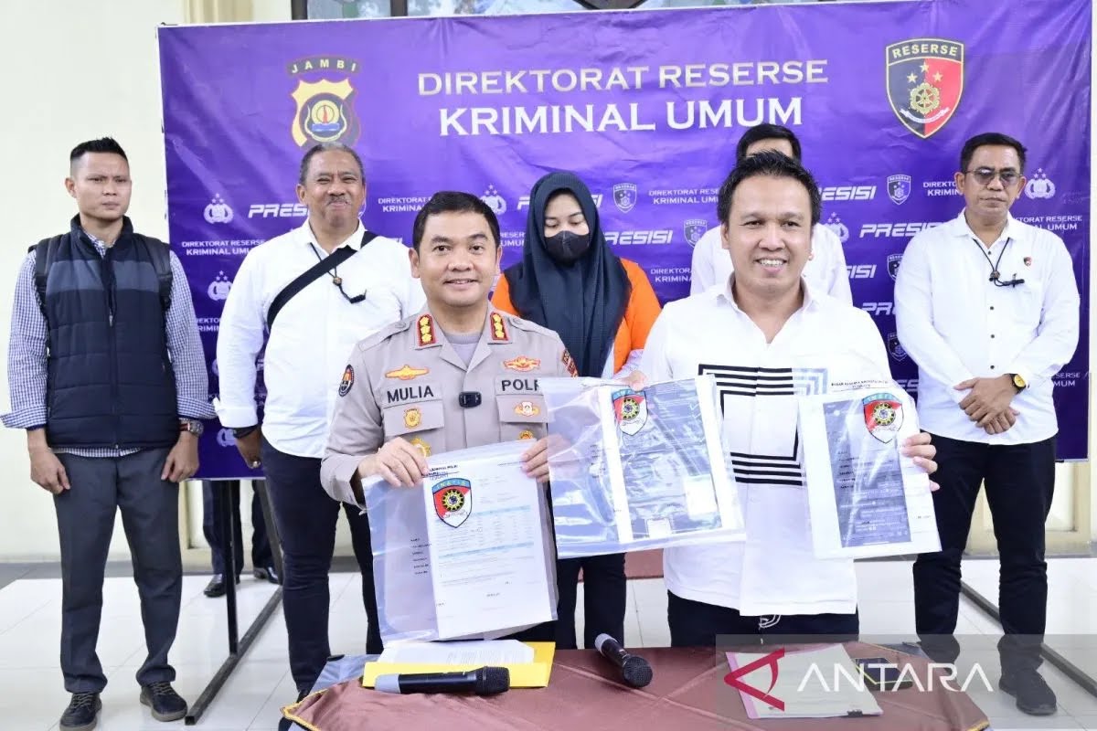 Foto : Ditreskrimum Polda Jambi memberikan keterangan terkait perkara penipuan pinjaman di toko daring, di Jambi.