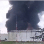 Foto : Salah satu tangki yang berada di area PT. Pertamina Cilacap yang terbakar. (Dok : kompas)