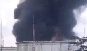 Foto : Salah satu tangki yang berada di area PT. Pertamina Cilacap yang terbakar. (Dok : kompas)