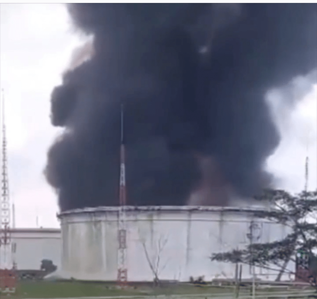 Foto : Salah satu tangki yang berada di area PT. Pertamina Cilacap yang terbakar. (Dok : kompas)