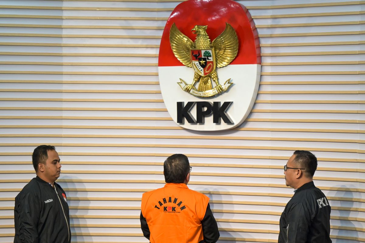 Foto : Sekjen PDI Perjuangan Hasto Kristiyanto (tengah) dihadirkan dalam konferensi pers penahanan tersangka di Gedung Merah Putih KPK, Jakarta. (Dok : Kompas.com)