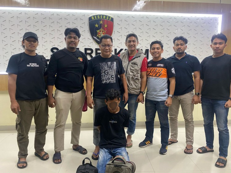 Foto : Jajaran Polres Bengkalis bersama pelaku terduga tindak pidana melarikan anak di bawah umur.