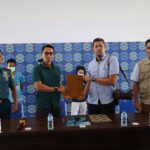 Foto : Tim F1QR Posal Bengkalis Lanal Dumai dan barang bukti dokumen calon PMI non prosedural.