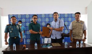 Foto : Tim F1QR Posal Bengkalis Lanal Dumai dan barang bukti dokumen calon PMI non prosedural.