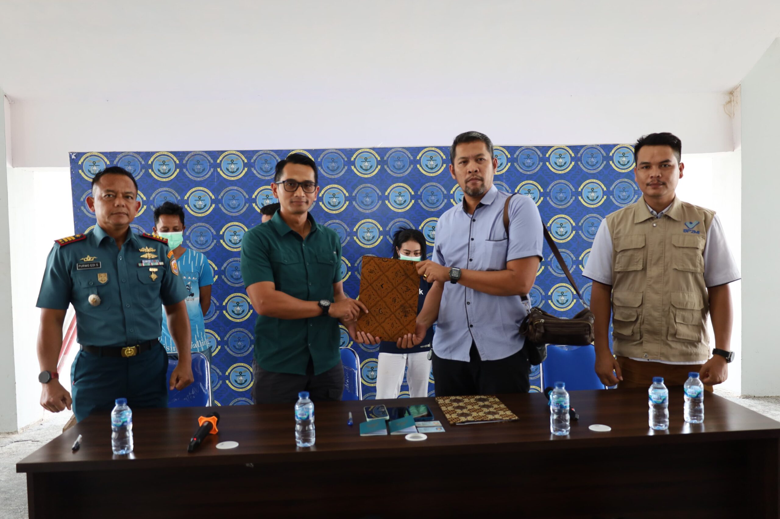 Foto : Tim F1QR Posal Bengkalis Lanal Dumai dan barang bukti dokumen calon PMI non prosedural.