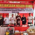 Foto : Kejari Dumai saat melakukan pemusnahan barang bukti perkara-perkara Tindak Pidana Umum.