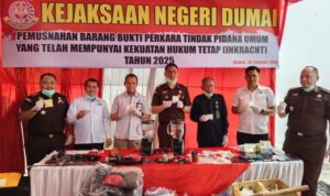 Foto : Kejari Dumai saat melakukan pemusnahan barang bukti perkara-perkara Tindak Pidana Umum.