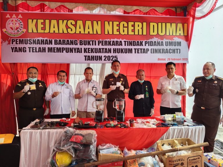 Foto : Kejari Dumai saat melakukan pemusnahan barang bukti perkara-perkara Tindak Pidana Umum.
