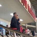 Foto : Erick Thohir berbincang dengan pengamat sepak bola, Bung Towel, di Stadion Manahan Solo untuk menyaksikan Piala AFF Asean Cup 2024 antara Indonesia vs Laos.