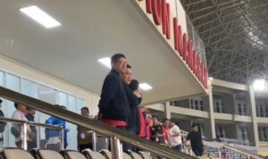 Foto : Erick Thohir berbincang dengan pengamat sepak bola, Bung Towel, di Stadion Manahan Solo untuk menyaksikan Piala AFF Asean Cup 2024 antara Indonesia vs Laos.