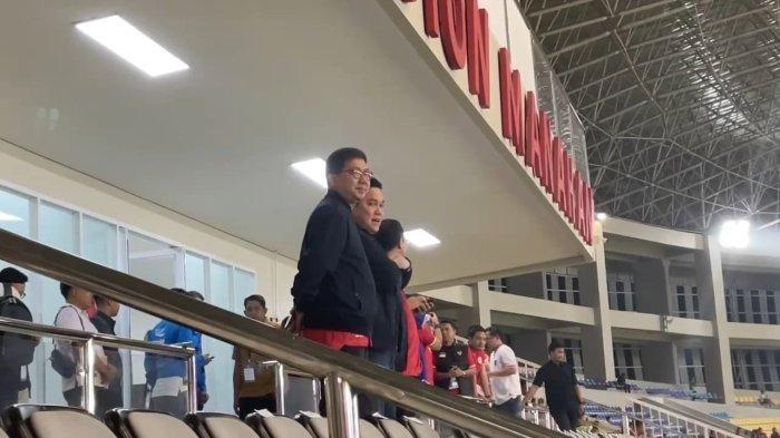 Foto : Erick Thohir berbincang dengan pengamat sepak bola, Bung Towel, di Stadion Manahan Solo untuk menyaksikan Piala AFF Asean Cup 2024 antara Indonesia vs Laos.