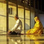 Foto : sepasang suami istri sedang menjalani sholat. (Dok : Google)