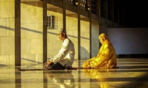 Foto : sepasang suami istri sedang menjalani sholat. (Dok : Google)