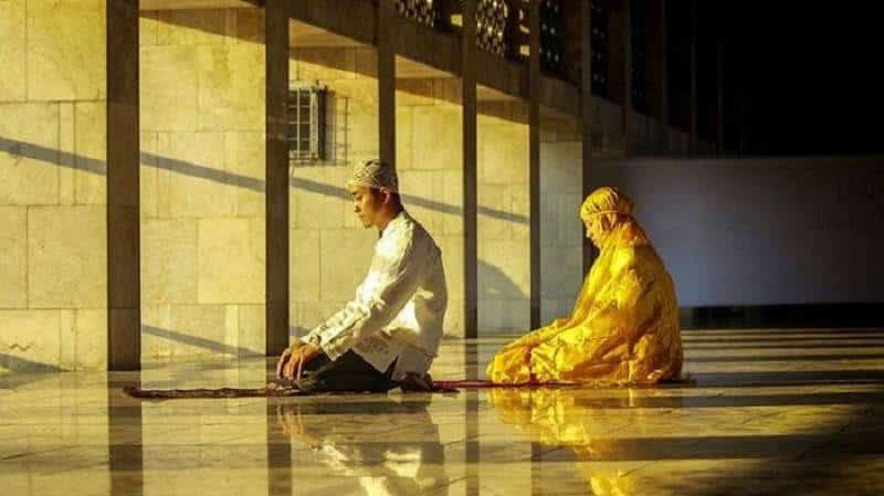 Foto : sepasang suami istri sedang menjalani sholat. (Dok : Google)