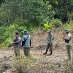 Foto : Petugas saat patroli di lokasi Hutan lindung yang dijual.