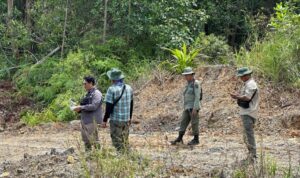 Foto : Petugas saat patroli di lokasi Hutan lindung yang dijual.