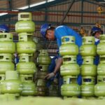 Foto : Petugas sedang menyusun tabung gas LPG 3 KG.