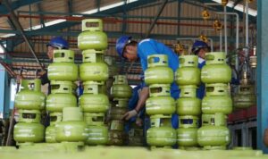 Foto : Petugas sedang menyusun tabung gas LPG 3 KG.