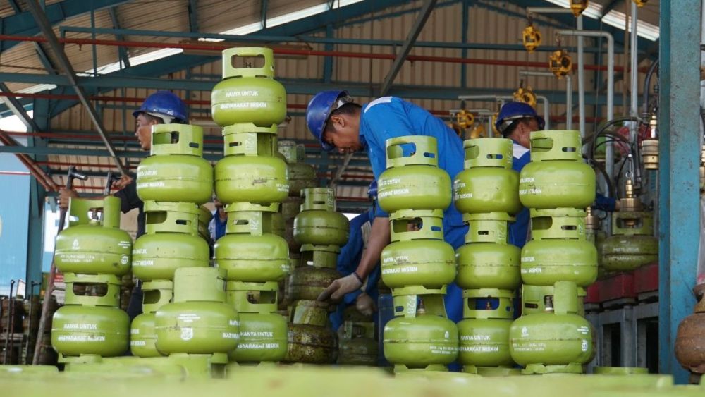 Foto : Petugas sedang menyusun tabung gas LPG 3 KG.