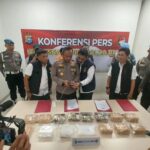 Foto : Konferensi Pers oleh Ditresnarkoba Polda Riau terkait penangkapan kurir sabu seberat 14,32 kilogram.
