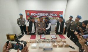 Foto : Konferensi Pers oleh Ditresnarkoba Polda Riau terkait penangkapan kurir sabu seberat 14,32 kilogram.