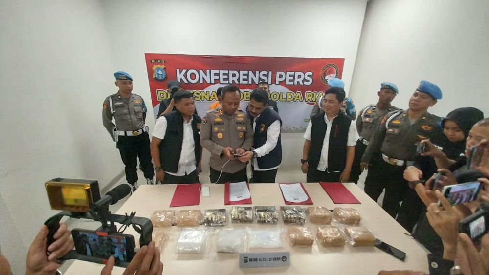 Foto : Konferensi Pers oleh Ditresnarkoba Polda Riau terkait penangkapan kurir sabu seberat 14,32 kilogram.