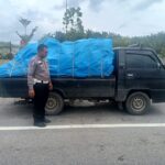 Foto : Mobil Pickup yang melawan arah di Tol Permai dicegat oleh personil Polisi.