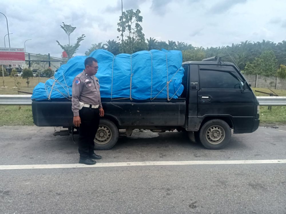 Foto : Mobil Pickup yang melawan arah di Tol Permai dicegat oleh personil Polisi.