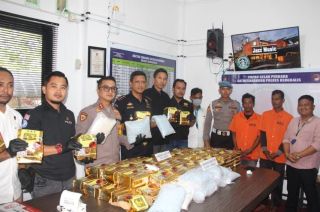 Foto : Tim gabungan bersama terduga pelaku dan barang bukti.