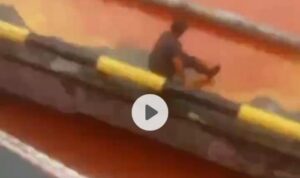 Foto : Hasil screenshot video CPO yang diduga milik PT Meridan Sejati Surya Plantation Dumai tumpah ke laut, yang beredar di WA Group.