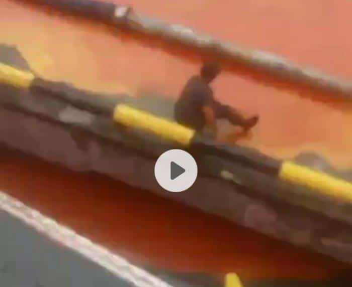 Foto : Hasil screenshot video CPO yang diduga milik PT Meridan Sejati Surya Plantation Dumai tumpah ke laut, yang beredar di WA Group.
