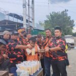 Foto : Ketua PAC Pemuda Pancasila Dumai Kota Asnur Memori bersama Pengurus membagikan takjil kepada salah satu masyarakat.