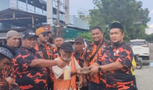 Foto : Ketua PAC Pemuda Pancasila Dumai Kota Asnur Memori bersama Pengurus membagikan takjil kepada salah satu masyarakat.