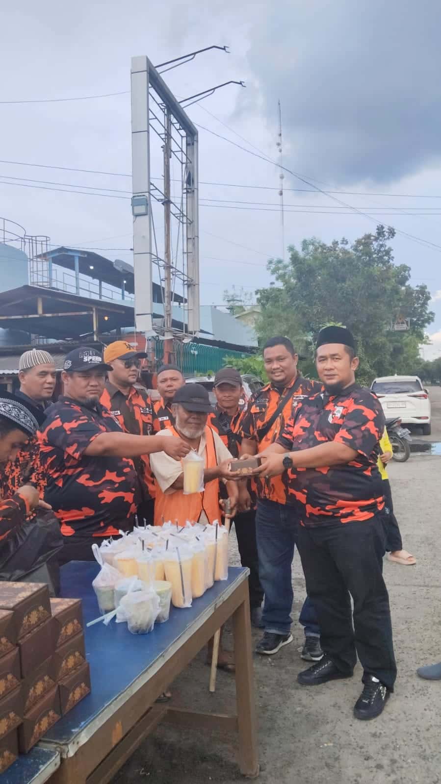 Foto : Ketua PAC Pemuda Pancasila Dumai Kota Asnur Memori bersama Pengurus membagikan takjil kepada salah satu masyarakat.