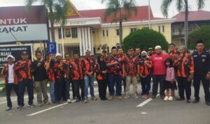Foto : Pengurus PAC Pemuda Pancasila Dumai Kota bersama Pengurus Ranting dalam kegiatan berbagi takjil.