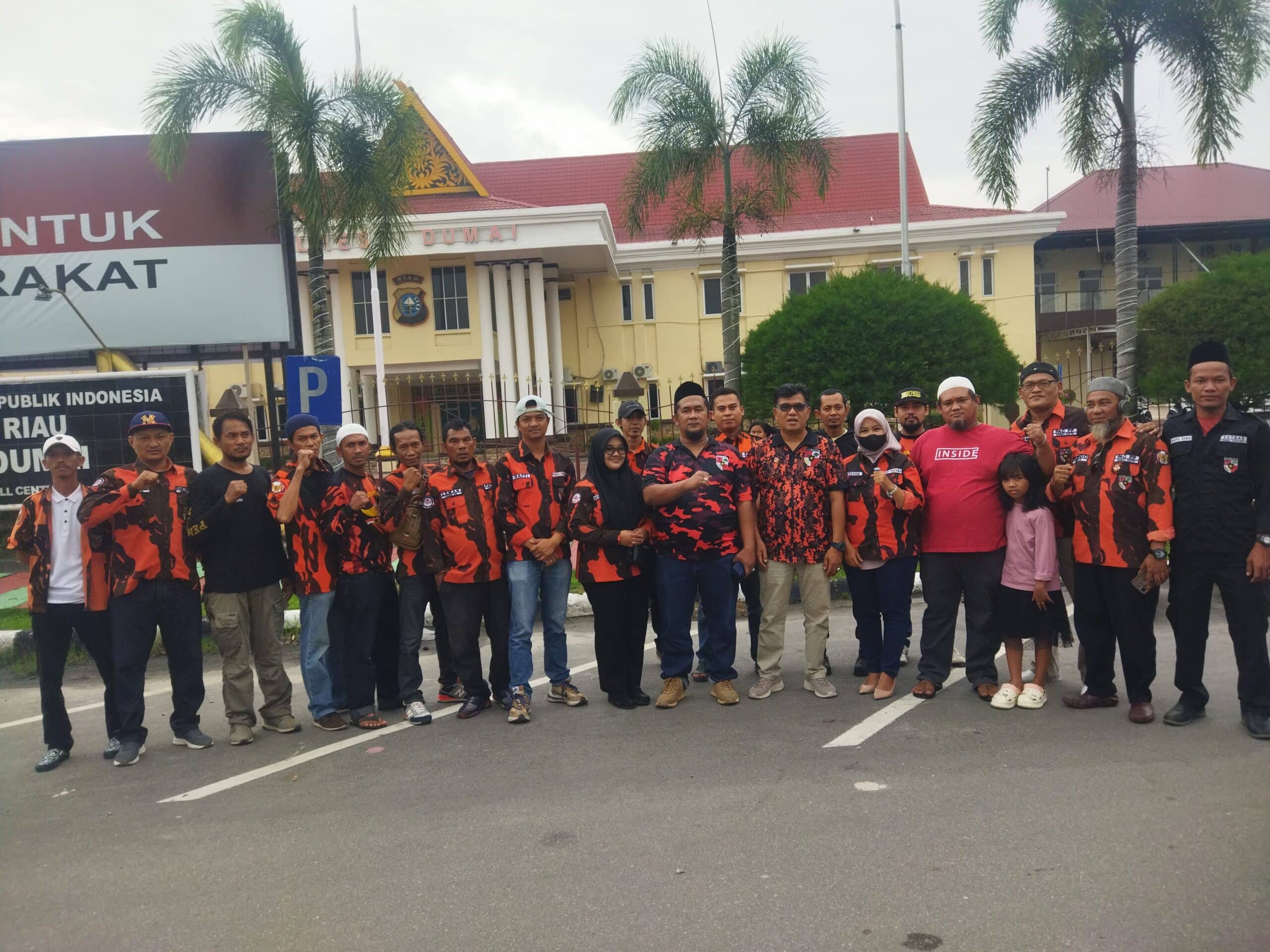 Foto : Pengurus PAC Pemuda Pancasila Dumai Kota bersama Pengurus Ranting dalam kegiatan berbagi takjil.