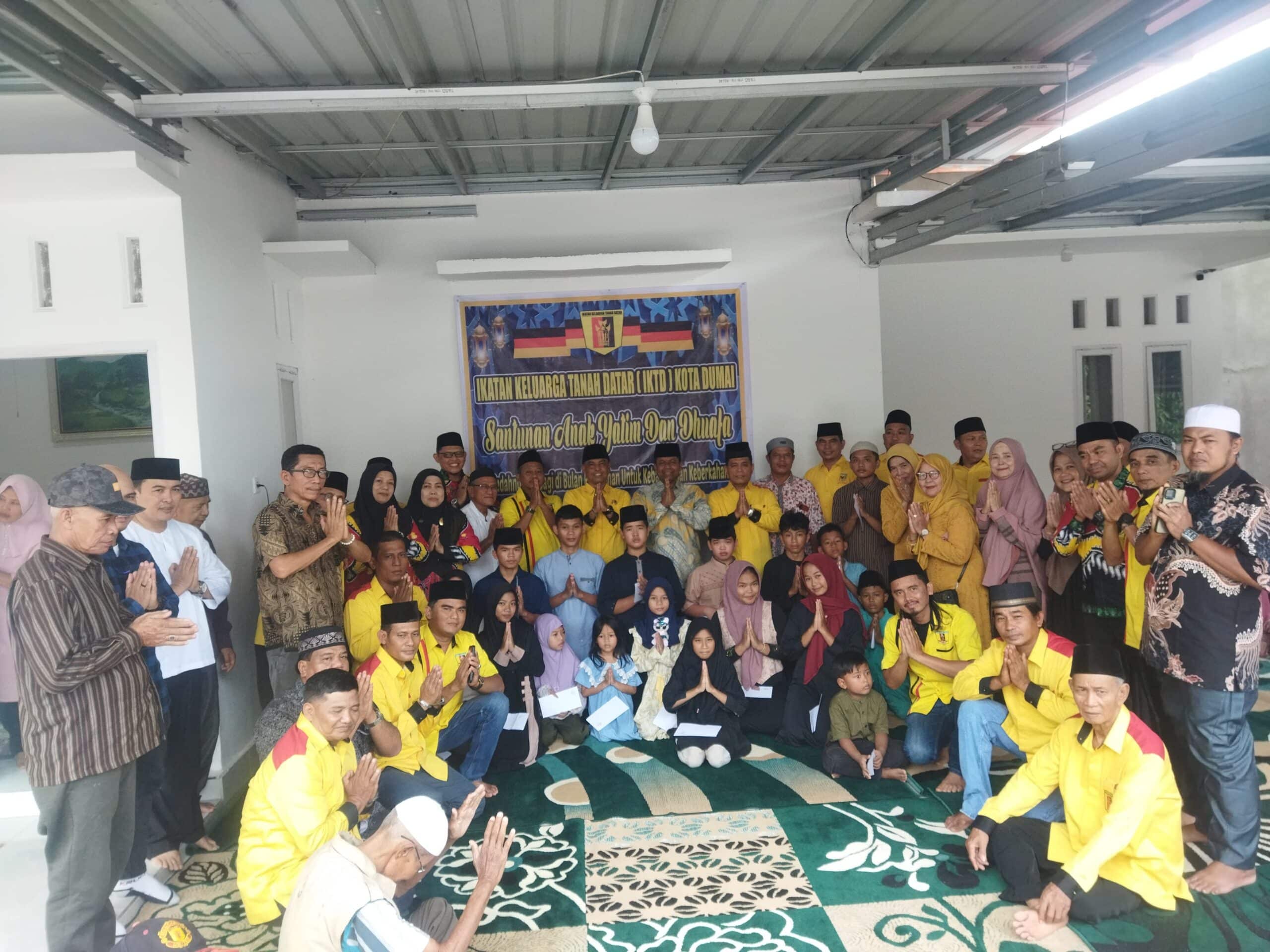 Foto : Pengurus IKTD Kota Dumai, Bundo Kanduang, Ninik Mamak, Gettar serta anak yatim penerima bantuan.