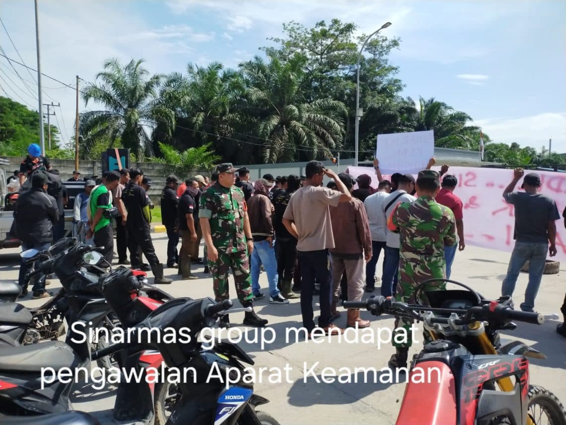 Foto : Aliansi Masyarakat Nerbit melakukan aksi penyampaian pendapat di muka umum di PT. ESM dan PT. OSM.