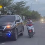 Foto : Tangkapan layar dari video yang viral di media sosial, oknum pria pelaku penusuk kaca mobil.