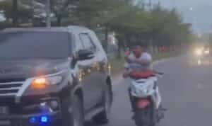 Foto : Tangkapan layar dari video yang viral di media sosial, oknum pria pelaku penusuk kaca mobil.