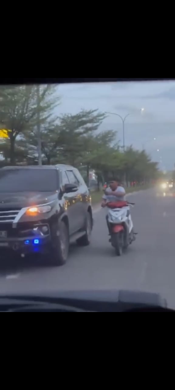 Foto : Tangkapan layar dari video yang viral di media sosial, oknum pria pelaku penusuk kaca mobil.