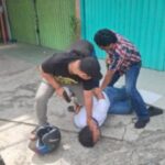 Foto : Polisi menangkap pelaku yang berkedok kurir paket yang membobol rumah warga saat mudik lebaran.