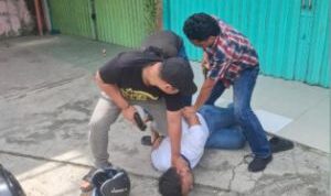 Foto : Polisi menangkap pelaku yang berkedok kurir paket yang membobol rumah warga saat mudik lebaran.